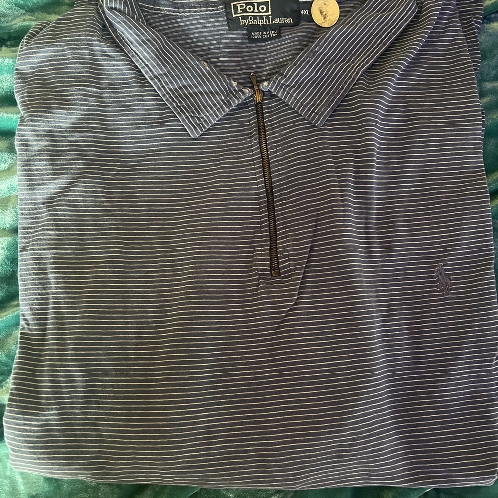 Short sleeve polo golf shirt. Super comfortable.